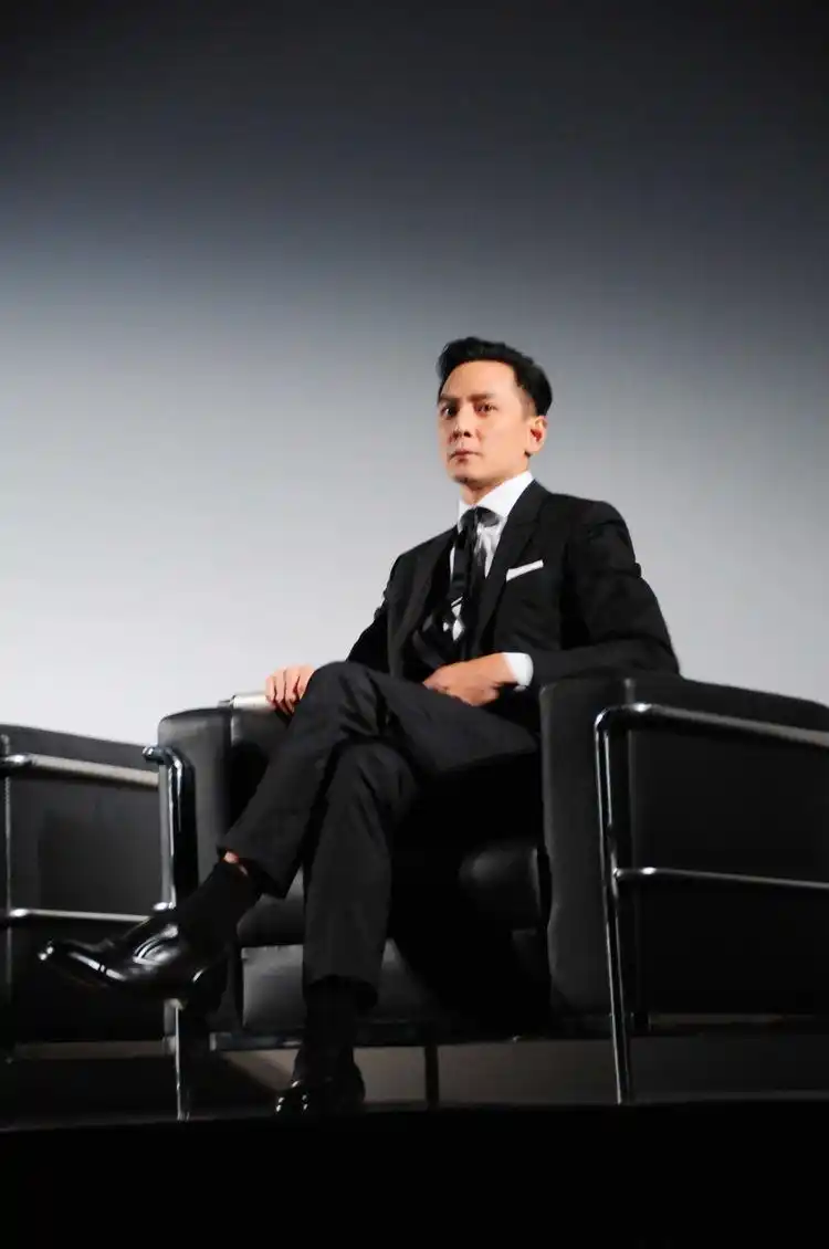 吴彦祖自出道以来,靓仔男神的形象深入民心,而最常见的打扮也西装毕挺