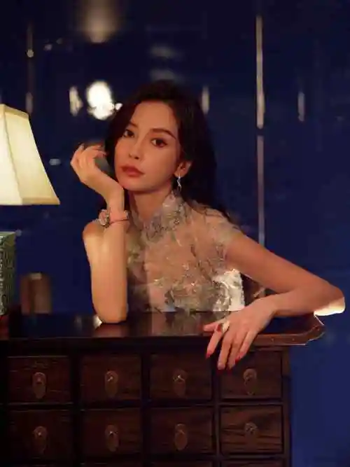 angelababy复出国外走红毯,上围暴涨身材变圆润,被质疑模仿范冰冰