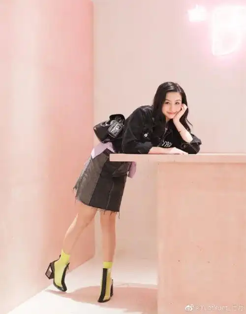 20岁沈月晒九宫格美照 眉眼间像极了妈妈邱淑贞