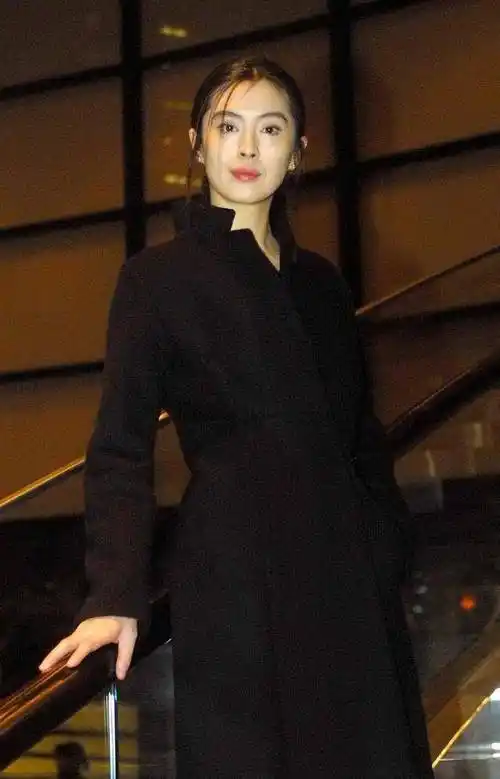 53岁王祖贤为国祈福!穿粉羽绒服配仔裤优雅干练,戴口罩紧捂口鼻