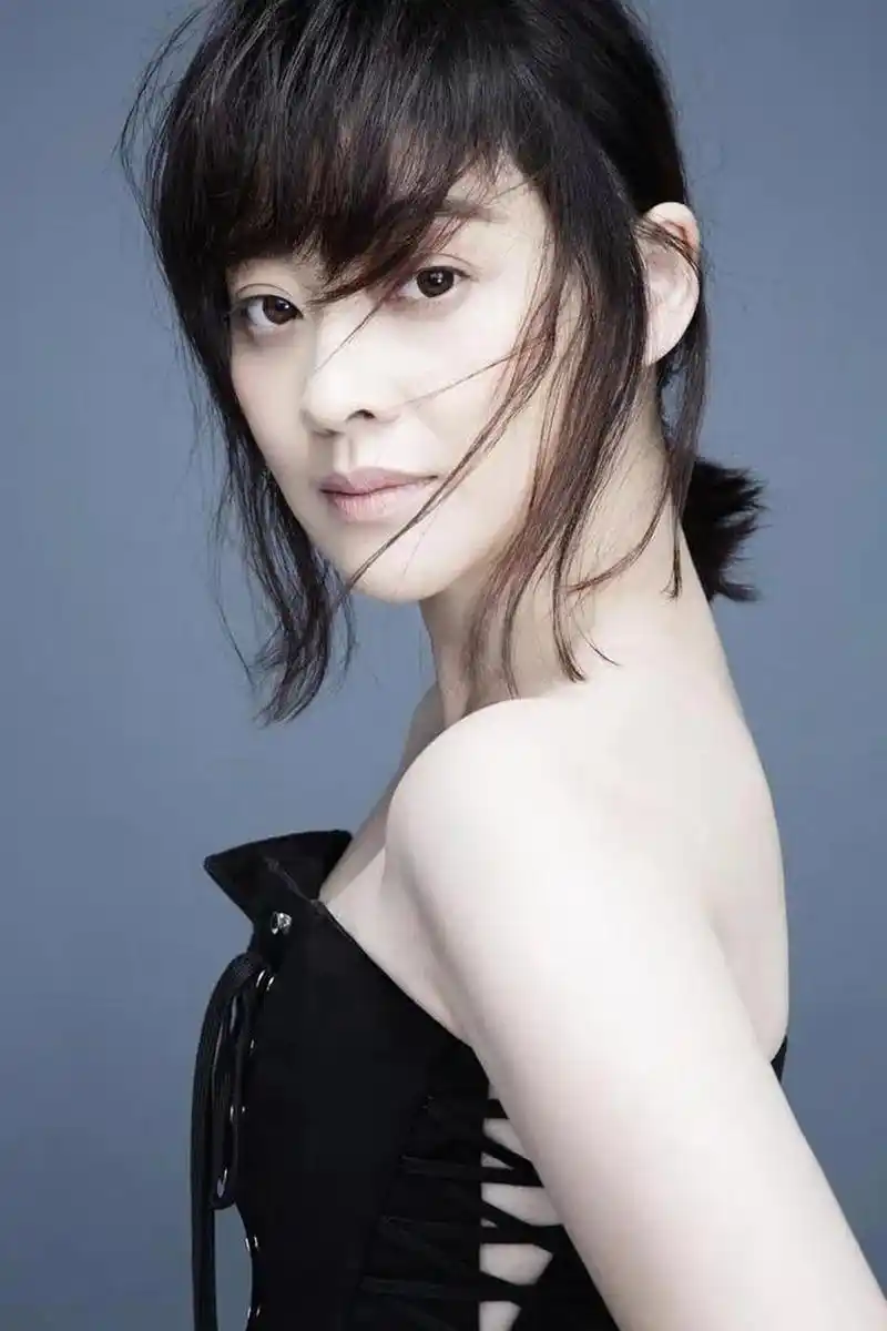 1996年考入中央戏学院,梅婷,一位备受赞誉的演员,曾获得多个电影和