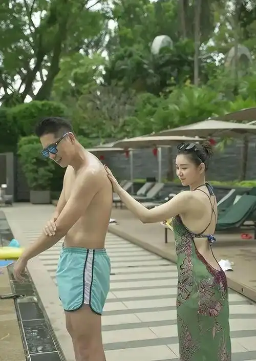 王雷妻子晒全家福,李小萌穿泳装秀辣妈身材,俩儿子长相如双胞胎