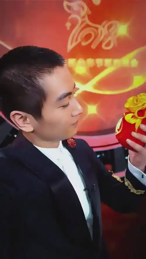 陈晓春晚造型曝光 就不能换个发型?