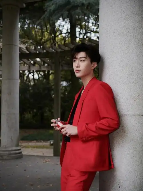 210327 红衣少年,炙热决绝 范丞丞身着定制红色西装出席品牌活动