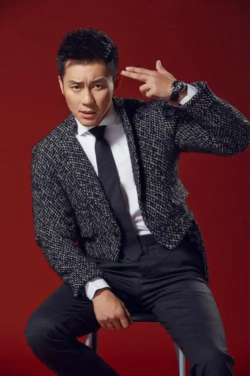 近日,演员李晨的最新时尚大片曝光,演绎或绅士或深情的多面造型,完美