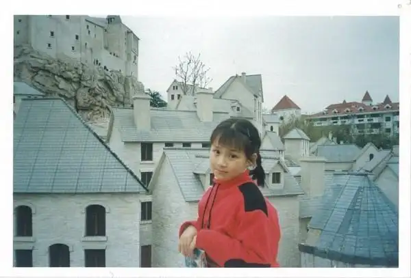 马思纯童年照曝光双马尾大长腿少女感十足