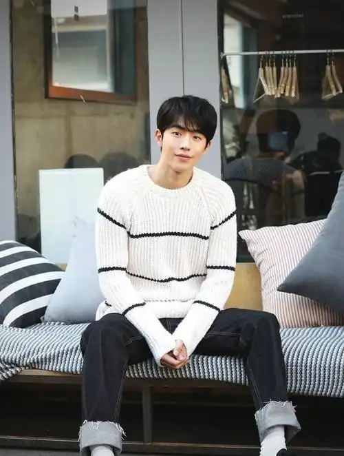 94年的南柱赫真是衣架子,穿啥都能轻松驾驭,网友:长得帅就是好