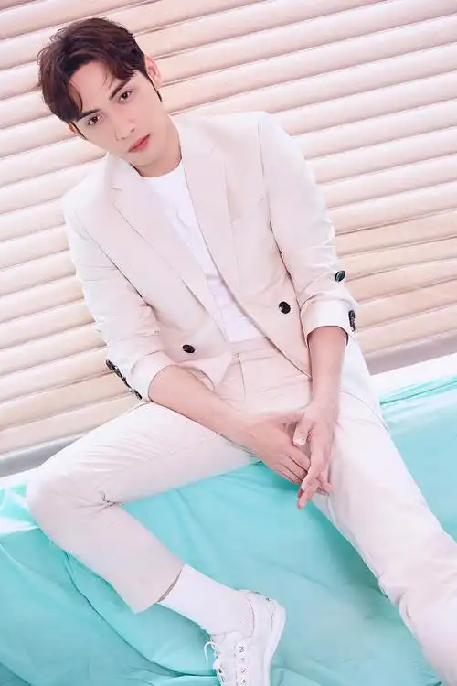 简介:张彬彬优雅帅气活动照图片,分享一组张彬彬图片给大家,图中的