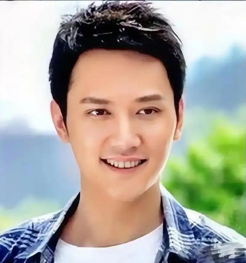 冯绍峰离婚后低调行程惹众瞩目!