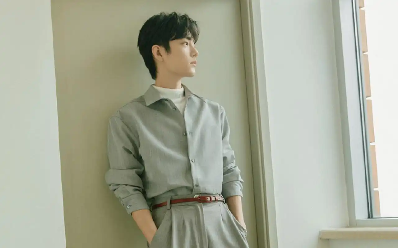 肖战阳光帅气写真桌面壁纸