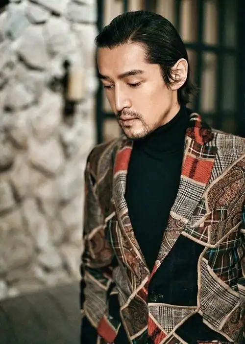 胡歌长发胡渣成雅痞帅大叔雕塑外貌优势尽显形象颠覆得太彻底