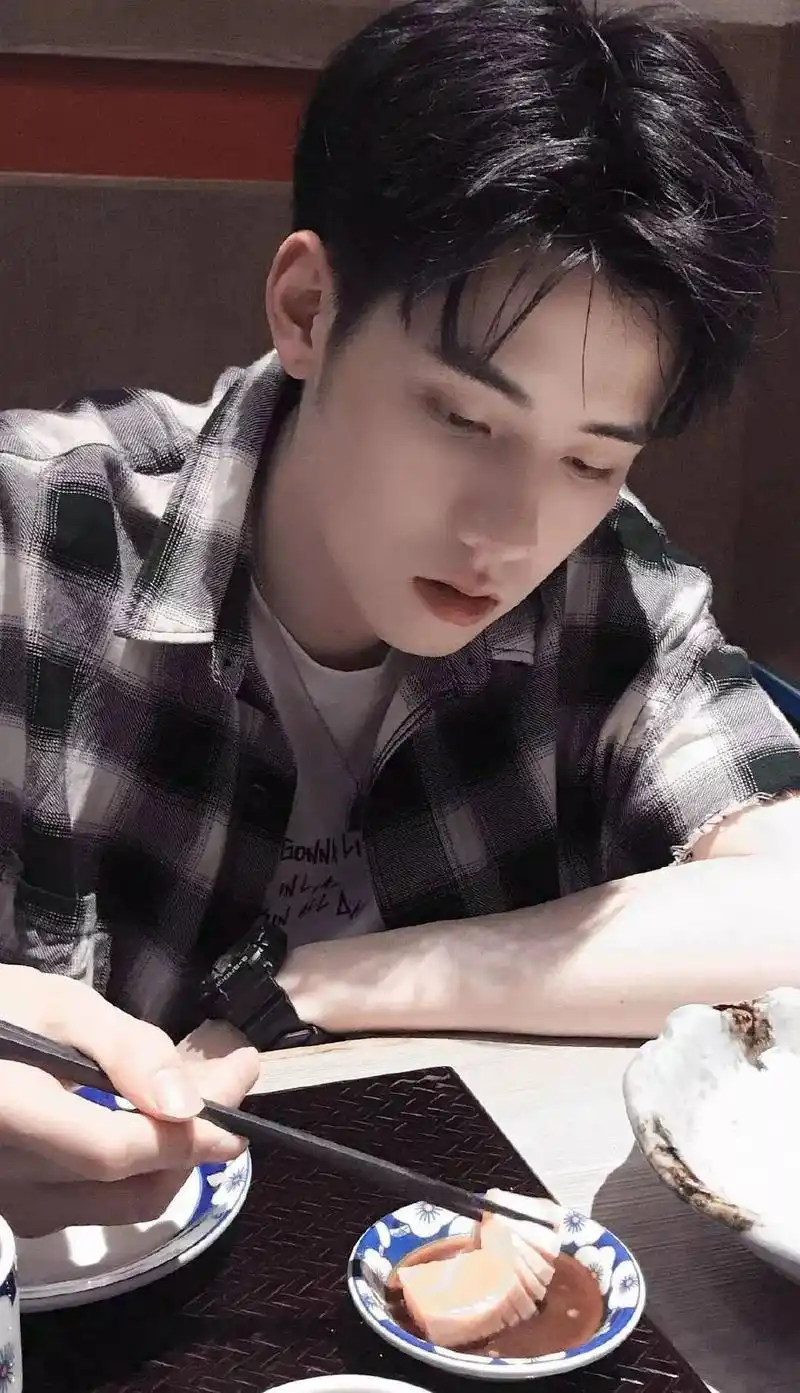 任豪找迪丽热巴合照,谁注意任豪手的位置?网友:瞬间转粉了