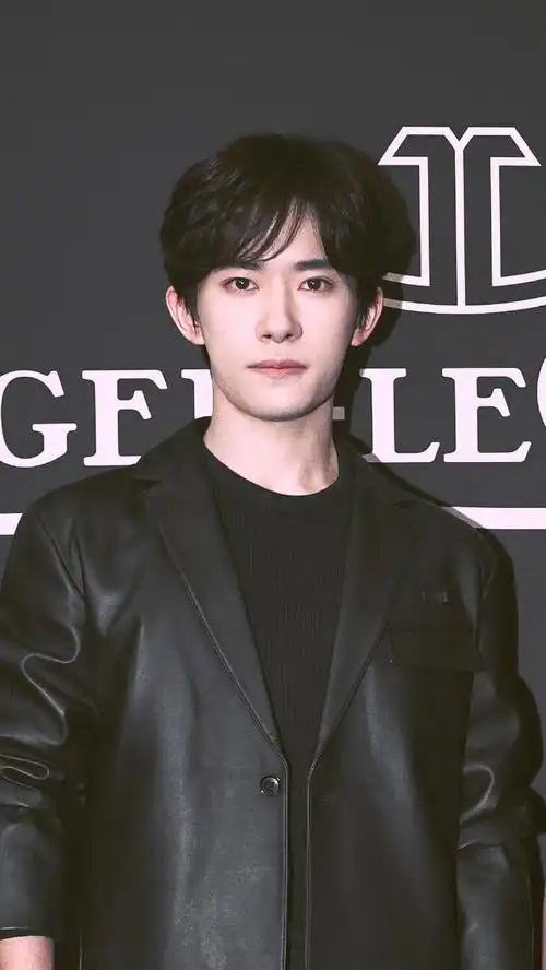 易烊千玺电影小小的我##易烊千玺被夸害羞了##易烊千玺粉色小包