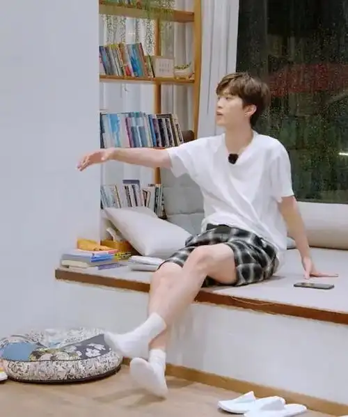 安利!范丞丞的最佳cp:短裤和袜子