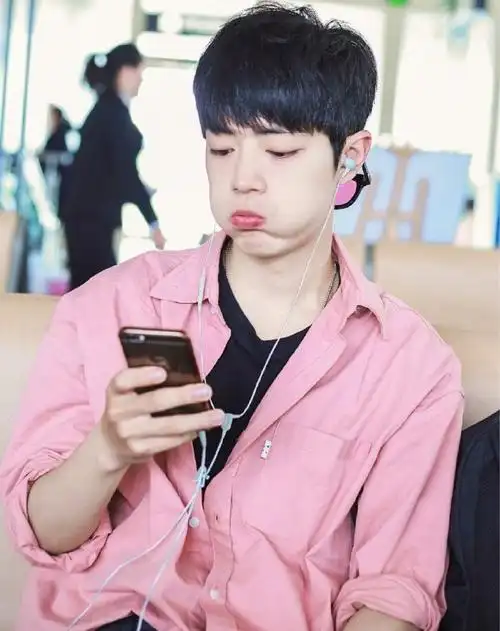 7位男明星嘟嘴合集!王一博肖战有夫妻脸,邓伦撒娇像萌娃