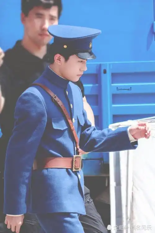 易烊千玺军装照,热血少年 一身正气