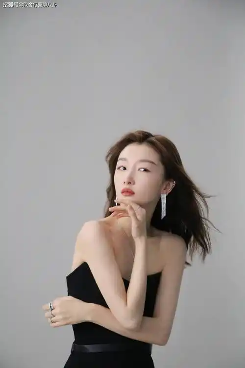 周冬雨穿黑色抹胸裙侧拍,皮肤白皙大秀美背,长发披肩妩媚迷人_爱情