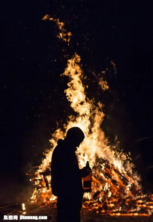 人物剪影,着火,黑色背景中的火堆,火堆,火,着火的人,喝酒的男人,看