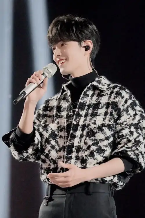 肖战的颜值真的很惊艳了呢～～在现场时的他也是非常开心的样子～～笑