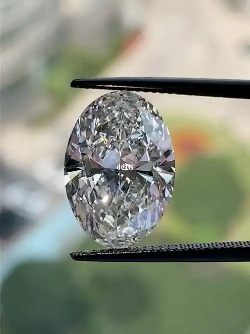 椭圆8克拉鸽子蛋钻石
