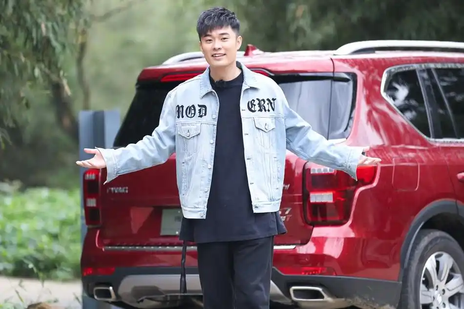 组图:陈赫休闲装扮入住《青旅》 穿牛仔外套活力满满_高清图集_新浪网