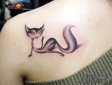 后背小巧狐狸纹身图案