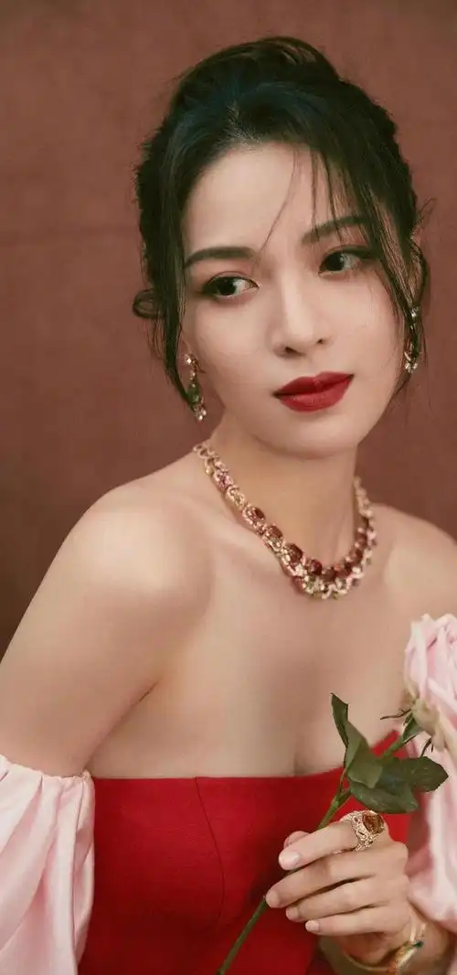 身材高挑皮肤白皙钟楚曦唯美写真图集