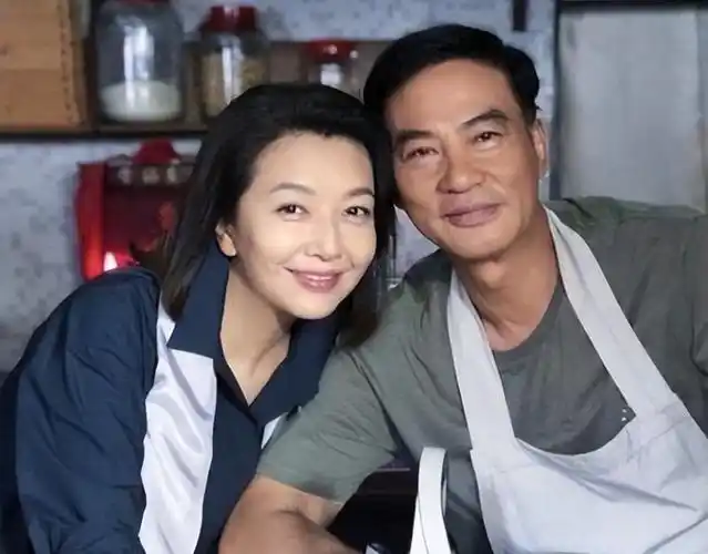 田小洁携妻子江珊女儿逛街,继父爱溢于言表!网友感动无限