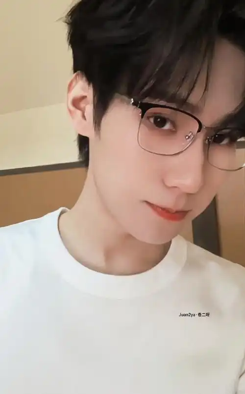 白色系|半框眼镜97,白色衬衫张真源@时代少年团-张真源#回归黑发的