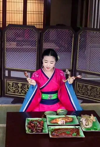 张含韵复出演戏变吃货 萌态成表情包走红