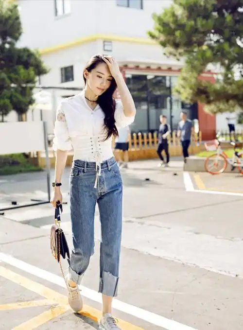 原创黄梦莹白色西装裙配星星耳环甜美知性笑容治愈