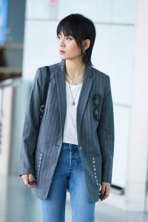 当日,周笔畅身穿michael michael kors 灰色西装外套与复古牛仔裤搭配