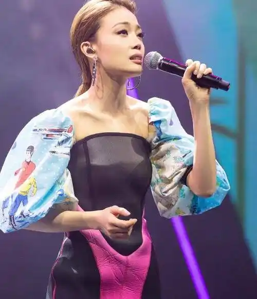 容祖儿演唱会的华丽装束引爆了时尚界,你敢穿吗?_风格_个性_衣服