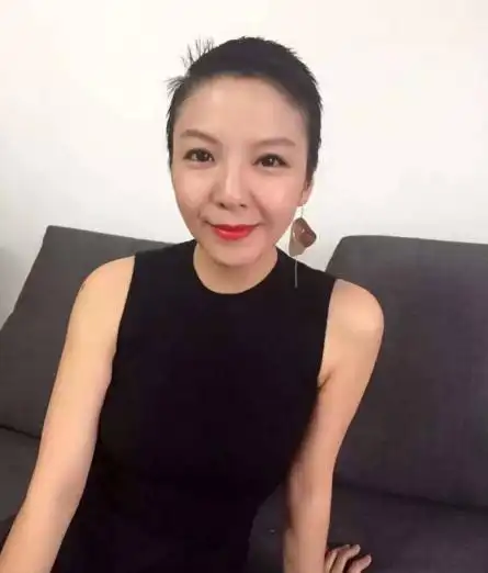 庾澄庆光头女弟子留起头发 如今长这样