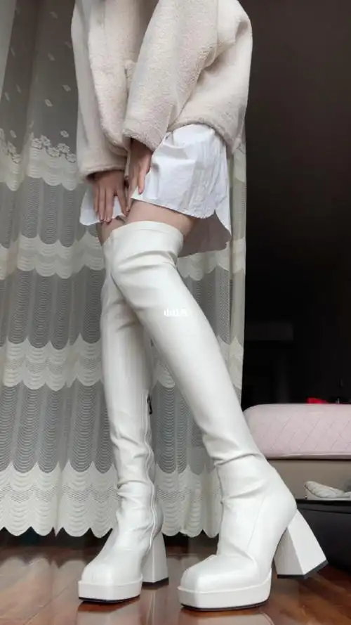 帮大家尝试一下白色高跟过膝长靴