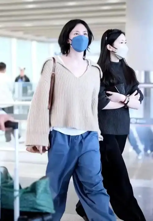 王菲母女机场同框路人视角王菲颈纹暴露年龄李嫣身高赶上妈妈