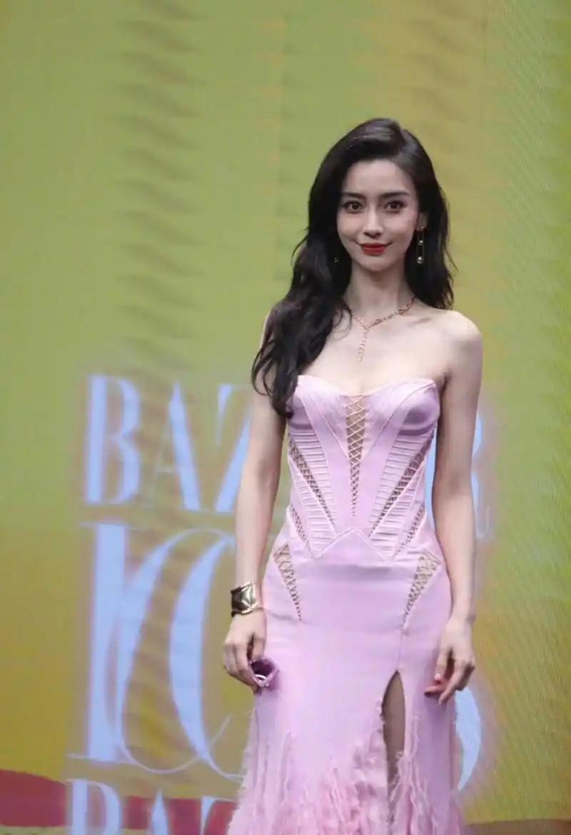 杨颖太瘦了,这身镂空粉丝长裙让好身材显露无疑.