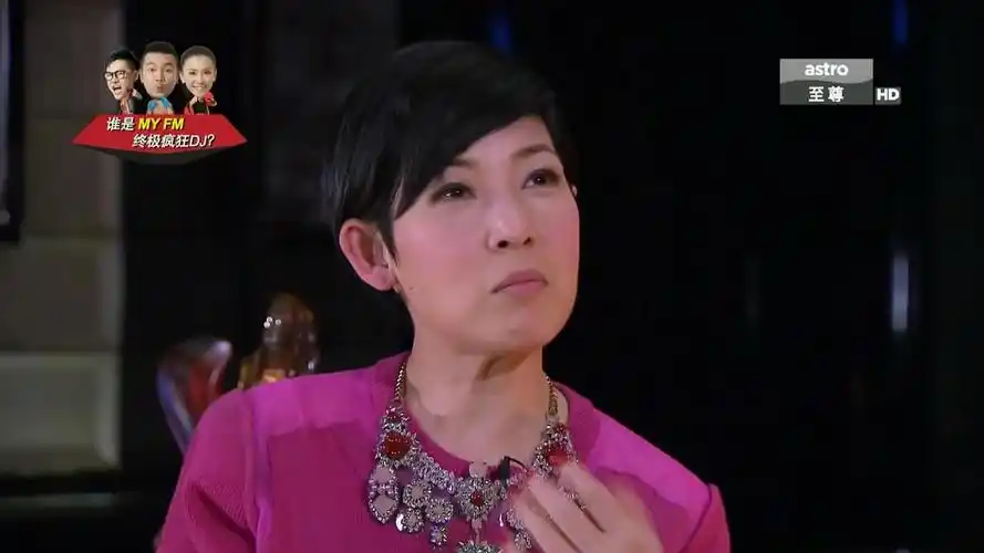 她是知名美女主持人,曾恋上小12岁男星,如今52岁却一直未婚!