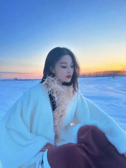 张馨予婚后6年太幸福了吧穿毛毛外套雪地游玩好像18岁少女啊