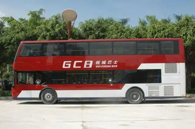 双层巴士侧面全景