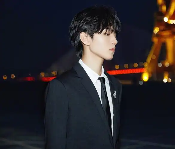 王俊凯最新写真被疯传,气质清冷五官精致,看清侧颜:下颌线认真的?