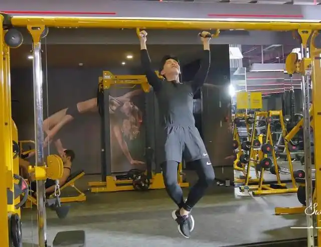 邓伦穿紧身衣训练肌肉线条丰满也是一个深藏不露的健身玩家