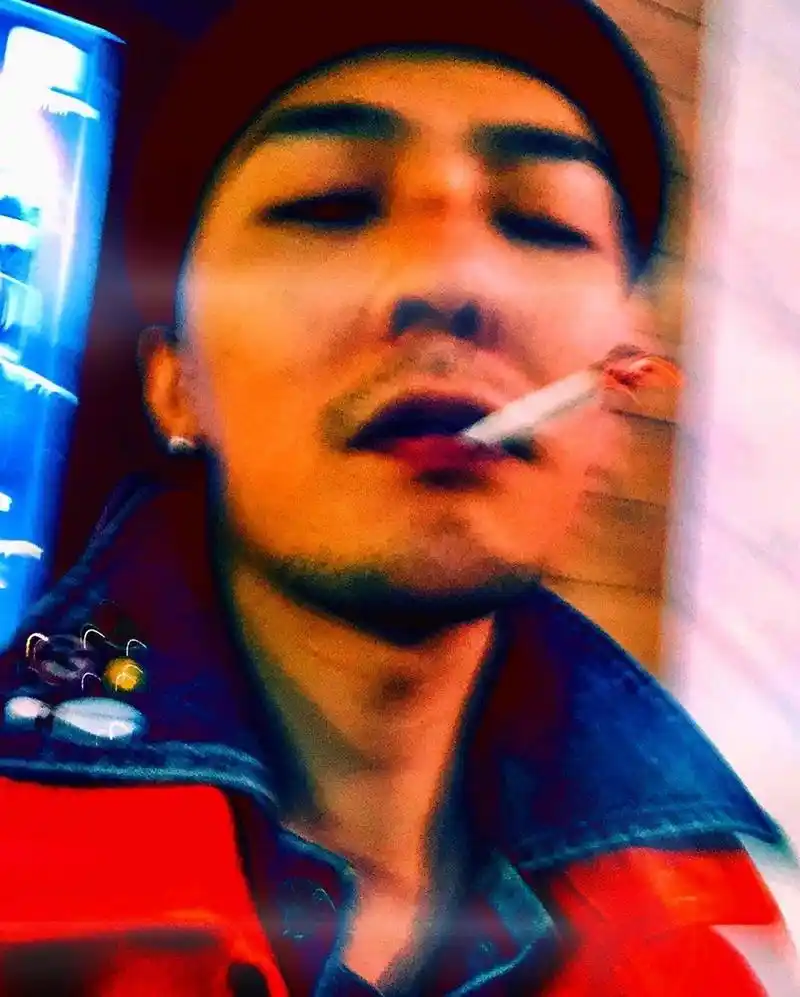 组图:权志龙自拍显成熟男人味 留胡须吸烟个性不羁_高清图集_新浪网