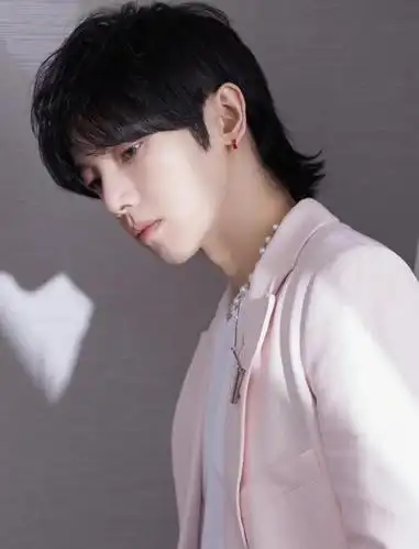 华晨宇樱花粉西装现身杭州清新俊雅尽显明媚春日氛围