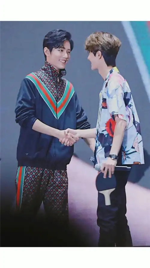 陈情令泰国见面会,肖战王一博对视就笑,网友:太好磕了!