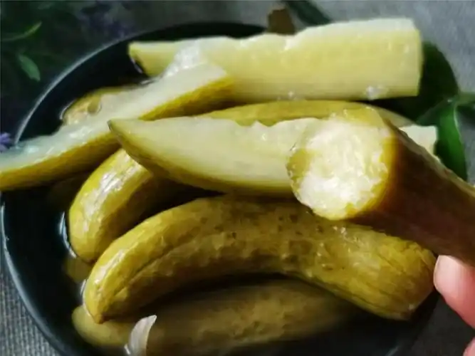 在东北有一种罐头,叫:酸黄瓜,酸爽开胃,很多人吃