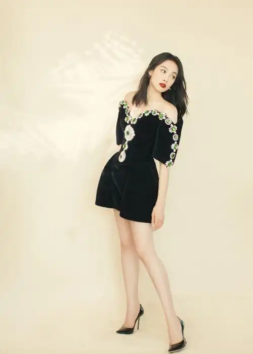 宋茜品牌写真照好迷人穿薄荷绿西装裙配高跟鞋漫画腿抢镜