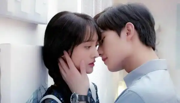 杨洋煲汤探班郑爽是真的吗两个人对其互相评价