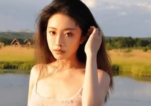 原创喻言14岁旧照被疯传,看到她满背的"纹身",男粉:不敢惹不敢惹_照片