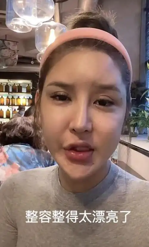 女网红整容成瘾后遗症严重假体发炎躺床上有气无力直呼很难受要吃安眠